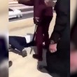 Arabia Saudita, polizia getta a terra ragazza 3