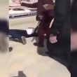 Arabia Saudita, polizia getta a terra ragazza