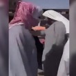 Arabia Saudita, polizia getta a terra ragazza 4