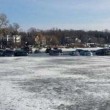 Auto su lago ghiacciato si alza temperatura