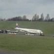 Birmingham, aereo finisce sul prato dopo atterraggio4