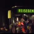 Germania, fermato e assalito bus con migranti3