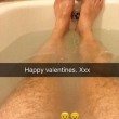 Nudo nella vasca da bagno, inviato FOTO a figlia per sbaglio