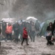 Profughi nel fango, combattono neve e gelo tra le baracche7