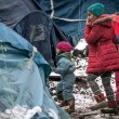 Profughi nel fango, combattono neve e gelo tra le baracche15