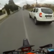 YOUTUBE Motociclista investe pedone su strisce e filma tutto 2