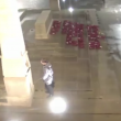 VIDEO YOUTUBE Filmato mentre fa pipì sul monumento ai caduti