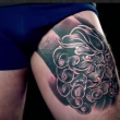 YouTube - Ubriaco, si sveglia con pene tatuato sulla gamba5