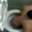 VIDEO YOUTUBE Tengono testa detenuto nel wc e gli urinano