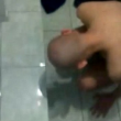VIDEO YOUTUBE Tengono testa detenuto nel wc e gli urinano 2