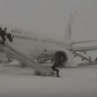 YOUTUBE Motore a fuoco: passeggeri lasciano aereo nella neve