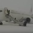 YOUTUBE Motore a fuoco: passeggeri lasciano aereo nella neve 2