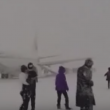 YOUTUBE Motore a fuoco: passeggeri lasciano aereo nella neve 4