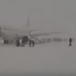 YOUTUBE Motore a fuoco: passeggeri lasciano aereo nella neve 6