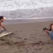 Squalo trascinato fuori dall'acqua per un selfie 5