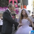 Times Square, a 65 anni sposa 12enne