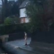 Uomo nudo in strada: indossa solo i calzini3