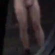 Uomo nudo in strada: indossa solo i calzini2