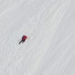 YOUTUBE Cade da sci e scivola per 300 metra su neve, illesa