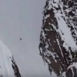 YOUTUBE Cade da sci e scivola per 300 metra su neve, illesa8