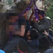 YOUTUBE Migranti si impiccano a albero in piazza Atene FOTO2