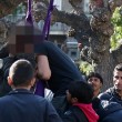 YOUTUBE Migranti si impiccano a albero in piazza Atene FOTO