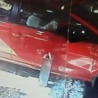 YOUTUBE Auto sfonda vetrine del ristorante: 4 feriti 2