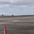VIDEO-FOTO Aereo senza carrello atterra sul muso e...5