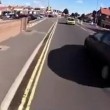 VIDEO Ciclista furioso contro donna in auto ma i commenti...