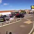 VIDEO Ciclista furioso contro donna in auto ma i commenti... 4