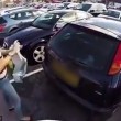 VIDEO Ciclista furioso contro donna in auto ma i commenti... 5