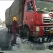 Camion trascina scooter per 10 metri, il motociclista