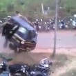 YOUTUBE India, elefante distrugge auto durante festa2