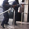 YOUTUBE Finti agenti sparano in hotel: regolamento di conti 5
