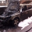 Fumo da cofano auto: donna scende e...scoppia incendio FOTO 3