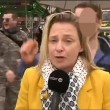 YOUTUBE Carnevale Colonia: reporter molestata in diretta tv02