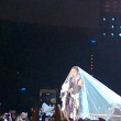 YOUTUBE Madonna in concerto in Thailandia inciampa nel velo 2