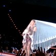 YOUTUBE Madonna in concerto in Thailandia inciampa nel velo 3