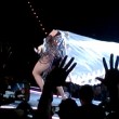 YOUTUBE Madonna in concerto in Thailandia inciampa nel velo 6