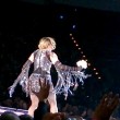 YOUTUBE Madonna in concerto in Thailandia inciampa nel velo 7