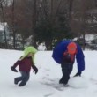 Papà mette ko figlio piccolo a palle di neve4