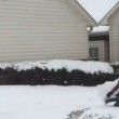 Papà mette ko figlio piccolo a palle di neve