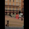 YOUTUBE Siena: corre nudo in centro e a piazza del Campo