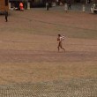 YOUTUBE Siena: corre nudo in centro e a piazza del Campo4