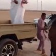 YOUTUBE Saudita obeso prova a montare a cavallo ma...01