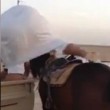 YOUTUBE Saudita obeso prova a montare a cavallo ma...02