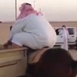 YOUTUBE Saudita obeso prova a montare a cavallo ma...04