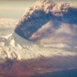 Alaska, eruzione vulcano Pavlof vista dall'aereo3