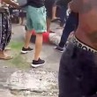 Bali, scippatore picchiato in strada dai passanti8