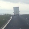 Camion si ribalta in autostrada per colpa del vento4